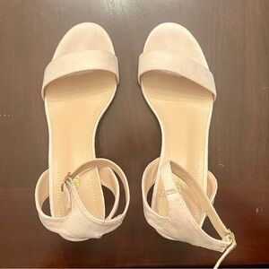 Dream Pairs Nude Suede Low Chunky Hell Never Used Women’s size 9.5